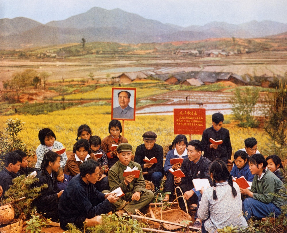Photo of commune members reading the Little Red Book.